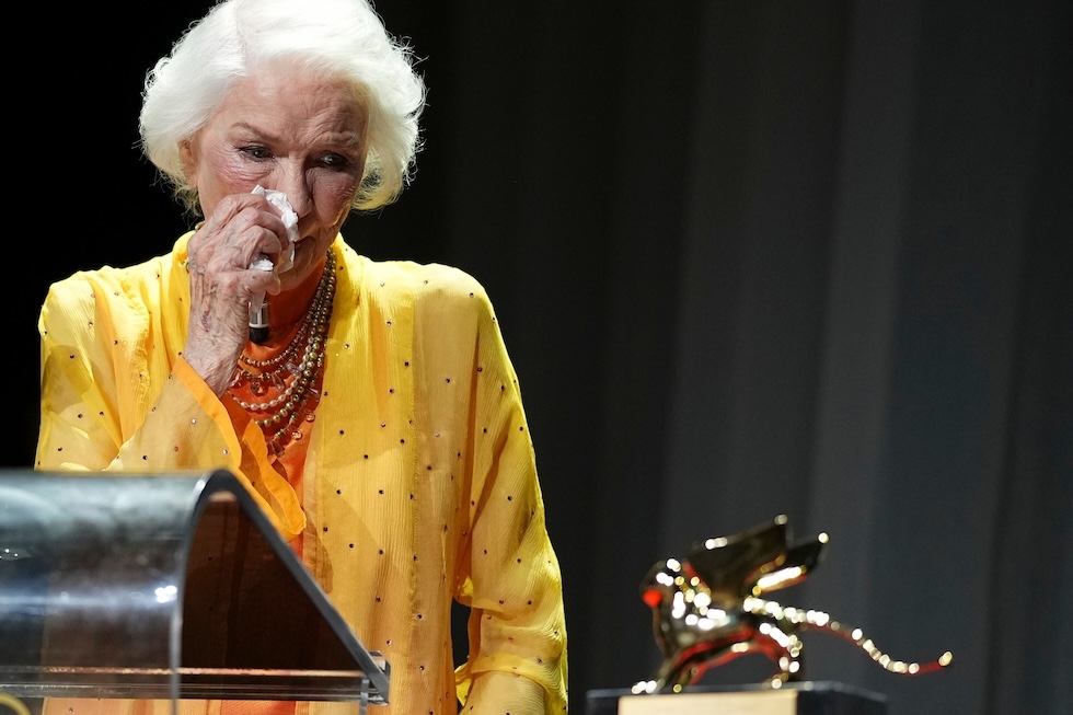 L'attrice Ellen Burstyn dopo aver ricevuto il Leone d'oro alla carriera alla Mostra del cinema di Venezia (Scott A Garfitt/Invision/AP)