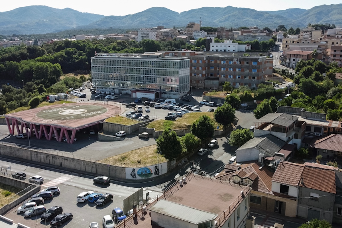 C’è un caso attorno agli stipendi dei medici cubani in Calabria