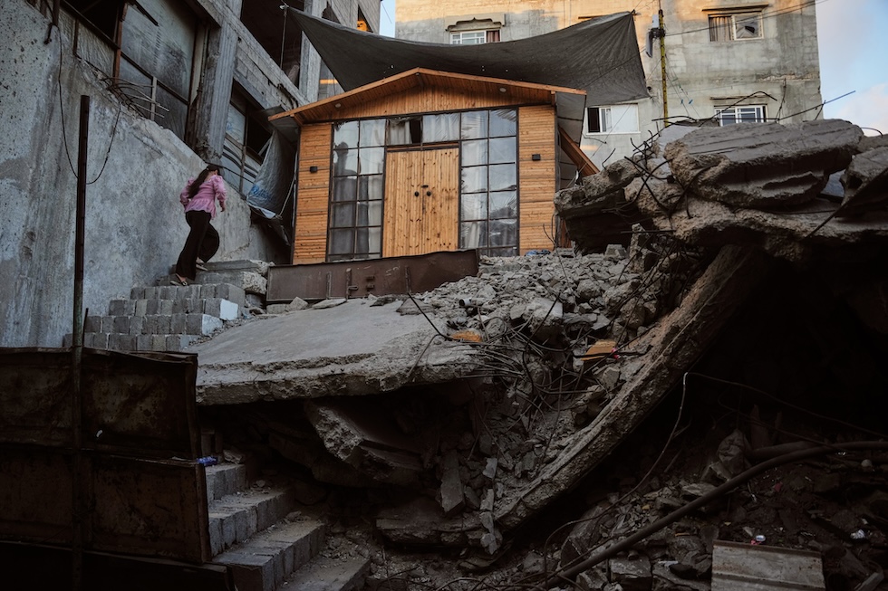 Una bambina palestinese di 11 anni vicino alla sua nuova casa di legno, costruita sulle macerie della sua casa di famiglia. La foto è stata scattata il 2 settembre ma diffusa oggi (AP Photo/Abdel Kareem Hana)