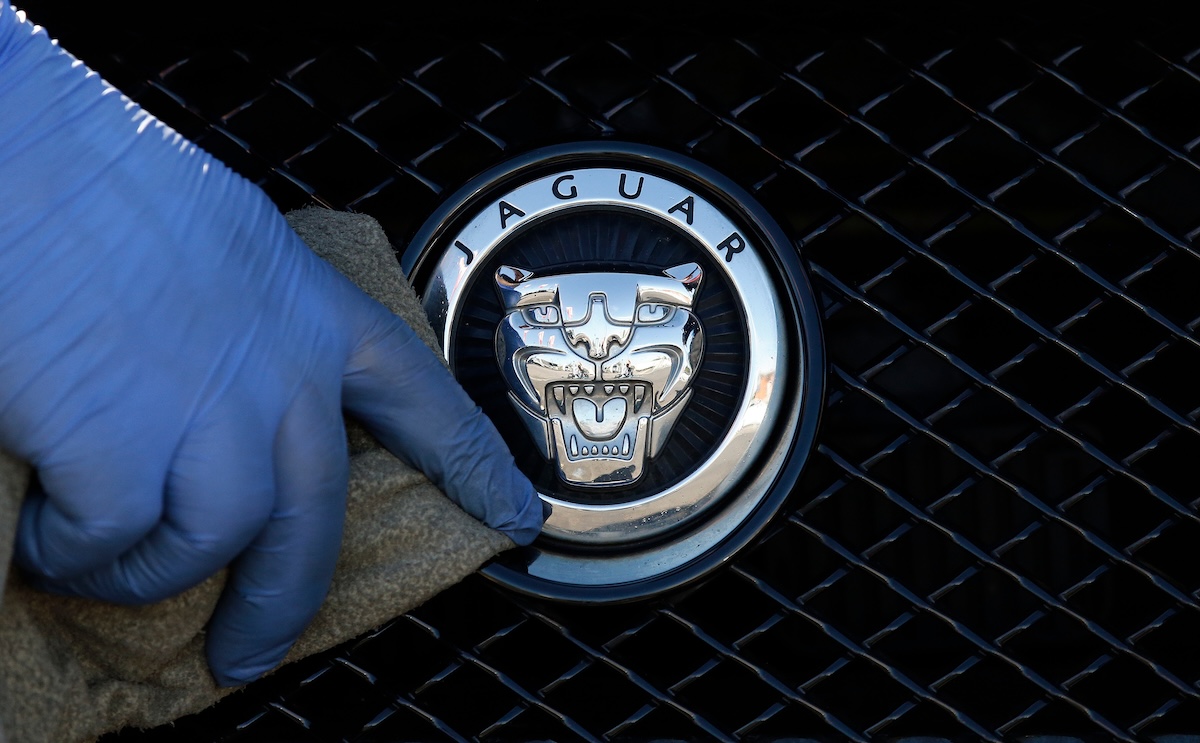 L’azienda automobilistica Jaguar Land Rover ha detto che eliminerà quattromila posti di lavoro nei prossimi due anni