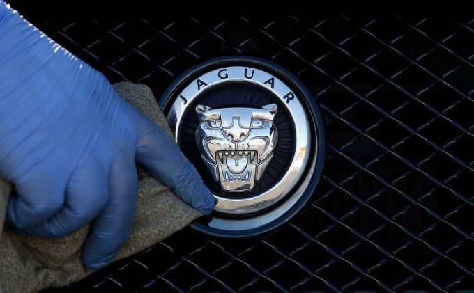 L’azienda automobilistica Jaguar Land Rover ha detto che eliminerà quattromila posti di lavoro nei prossimi due anni