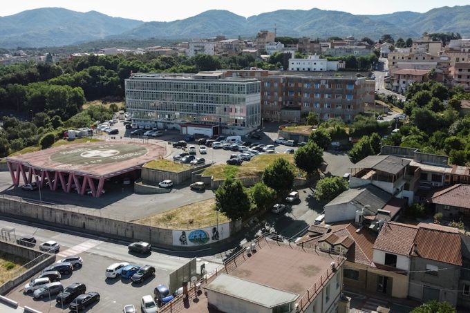 C’è un caso attorno agli stipendi dei medici cubani in Calabria