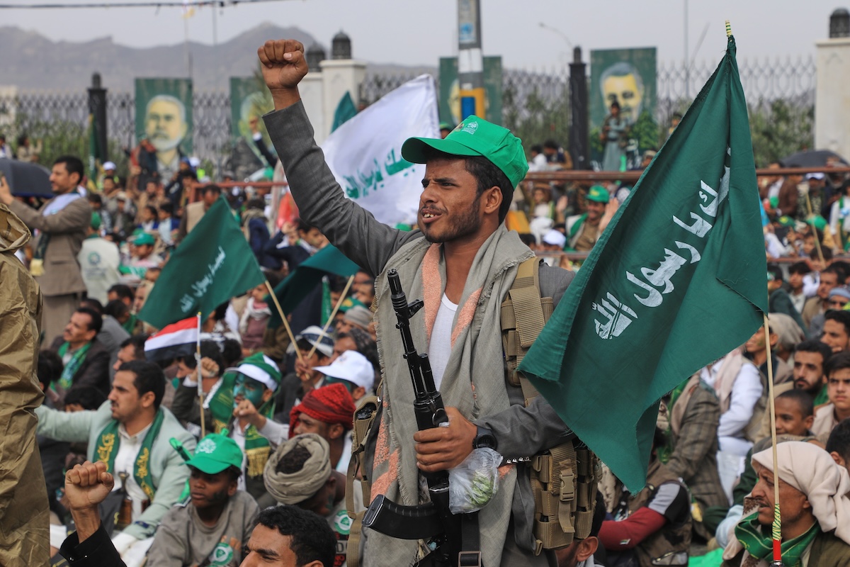 Gli Houthi hanno attaccato quattro città in Arabia Saudita: ci sono oltre 70 feriti e alcuni impianti petroliferi incendiati