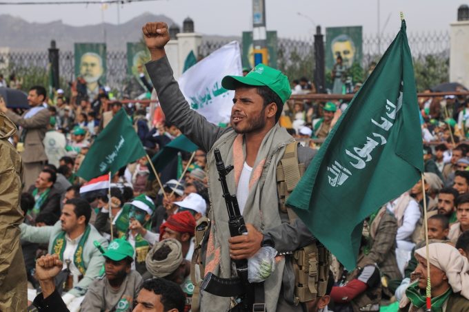 Gli Houthi hanno attaccato quattro città in Arabia Saudita: ci sono oltre 70 feriti e alcuni impianti petroliferi incendiati