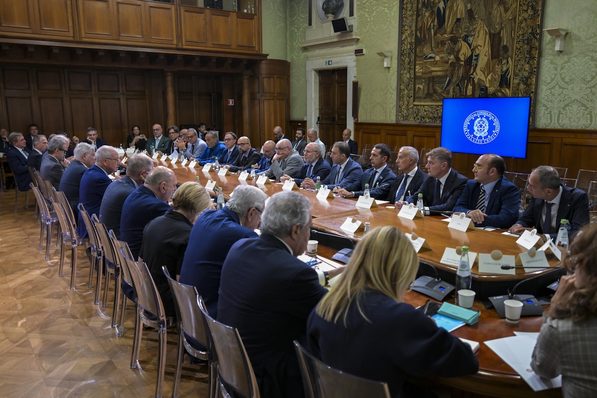 È stato sospeso il licenziamento dei 2.500 lavoratori dell’indotto dell’ex ILVA annunciato la settimana scorsa