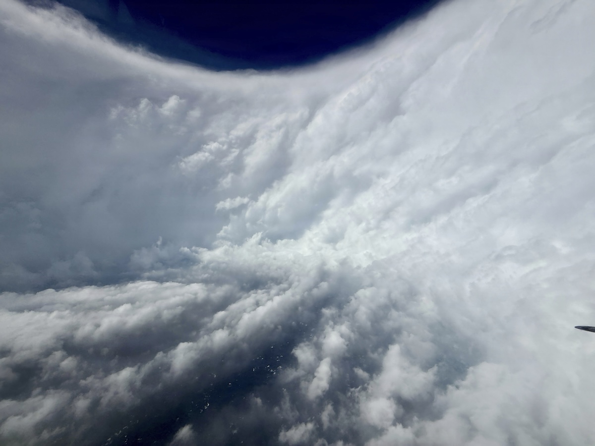 La parete dell’occhio dell’uragano Melissa, osservata a bordo di un WC-130J degli Hurricane Hunters del 53rd Weather Reconnaissance Squadron durante un passaggio verso il centro della tempesta. Le imponenti nubi rendono visibile la struttura di un fluido in moto vorticoso e turbolento, descritta dalle equazioni di Navier–Stokes. (Lt. Col. Mark Withee / U.S. Air Force / Planet Pix via ZUMA Press Wire)
