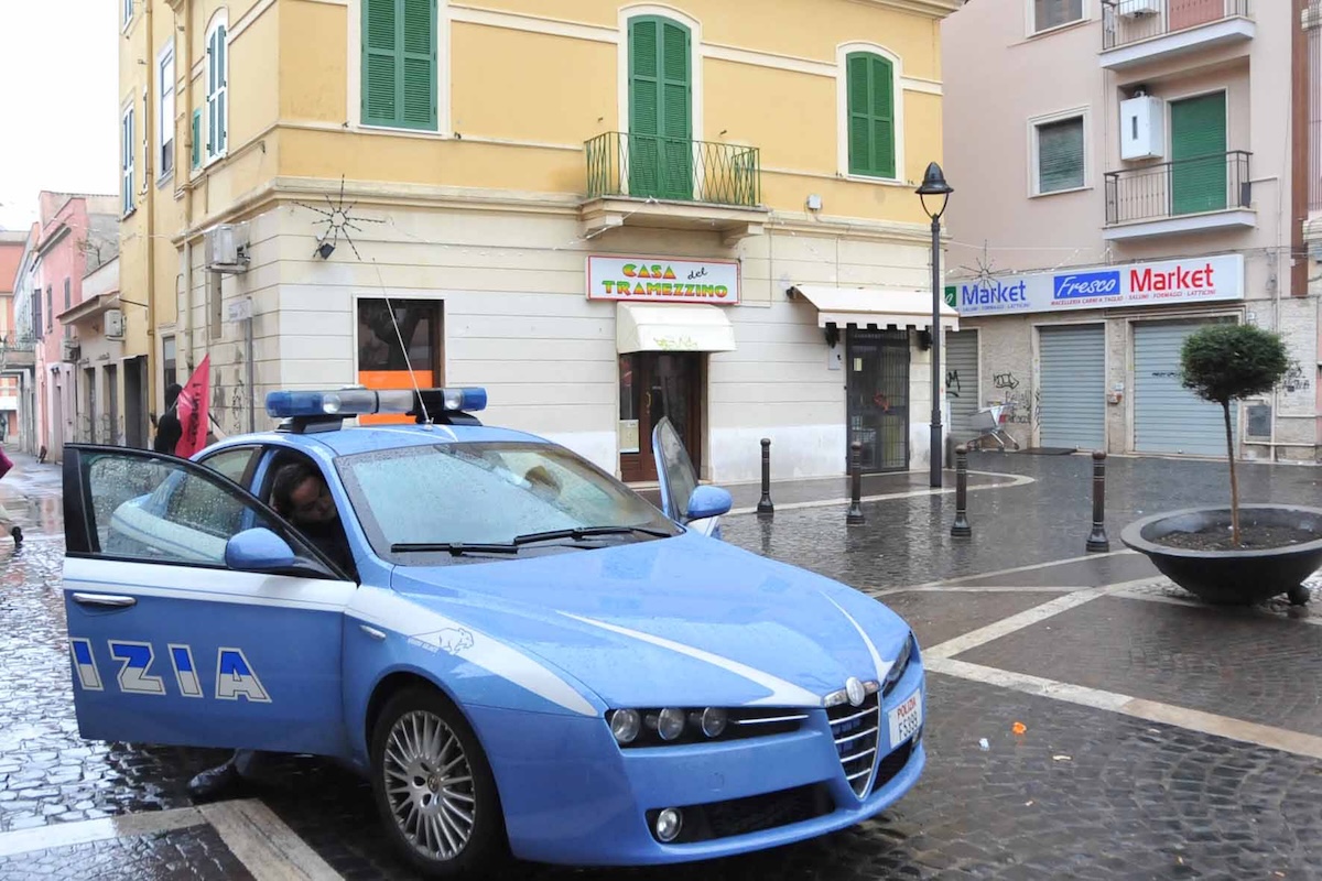 Cinque poliziotti sono stati arrestati in provincia di Roma con l’accusa di traffico di sostanze stupefacenti