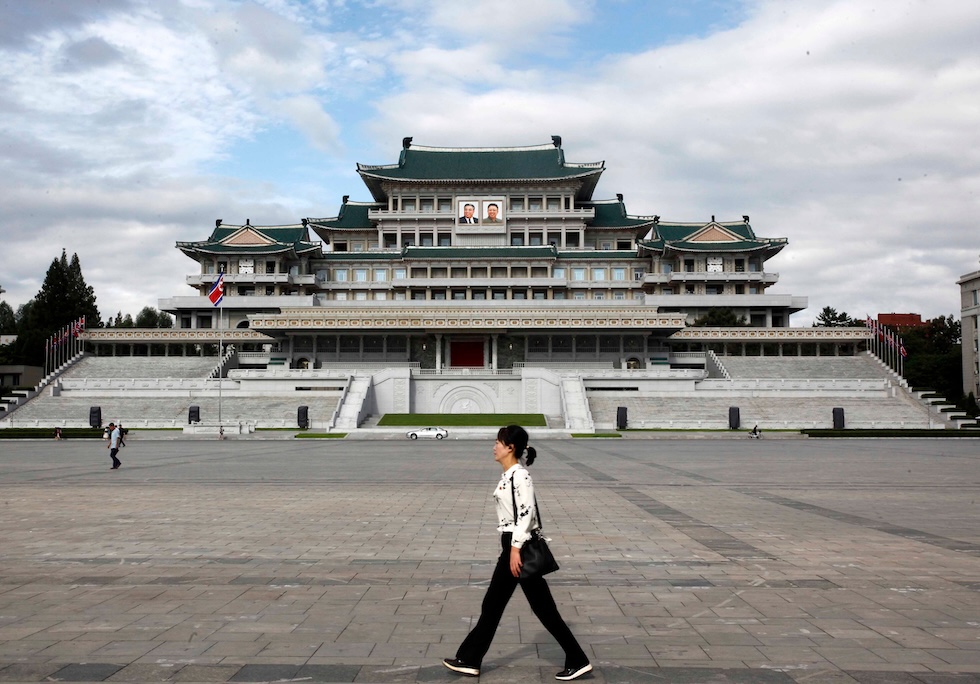 Una donna cammina in piazza Kim II Sung (AP Photo/Cha Song Ho)
