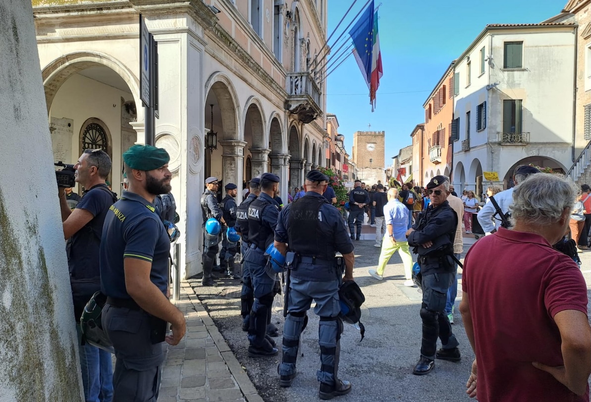 L’influencer Simone Carabella ha ricevuto un DASPO urbano per le provocazioni nei confronti di alcune persone musulmane a Venezia