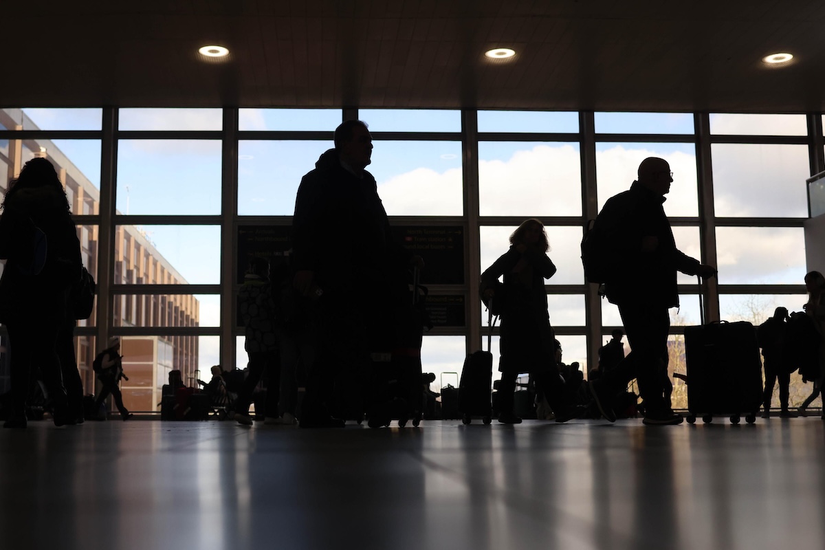 Ci sono ancora grossi disagi negli aeroporti del Regno Unito: tra martedì e mercoledì sono stati cancellati circa 2mila voli