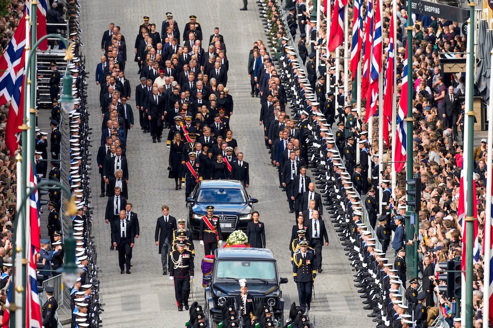 La bara del re Harald V di Norvegia viene trasportata dal palazzo Reale alla cattedrale di Oslo per il funerale (Cornelius Poppe/NTB Scanpix via AP)