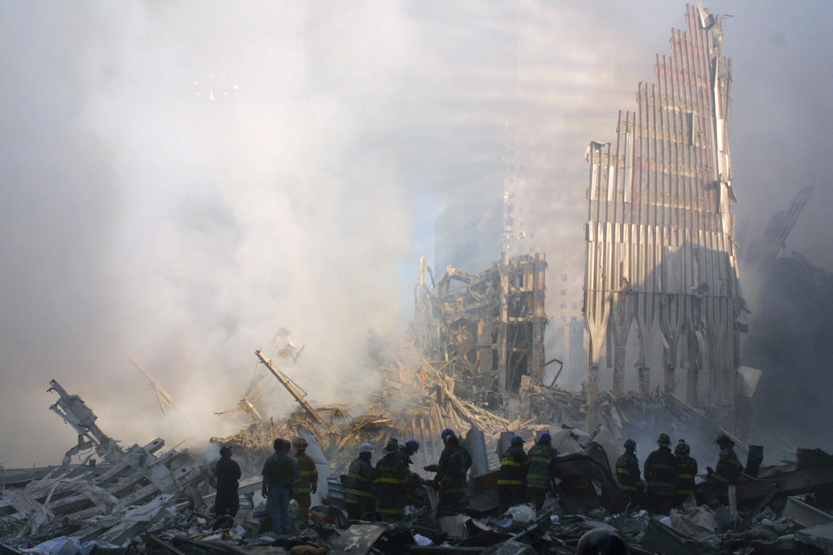Soccorritori tra le rovine delle Torri gemelle, settembre 2001 (Aaron Lee Fineman)