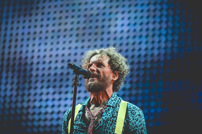 Jovanotti ha commentato con una canzone l’annullamento del suo concerto a Barletta per l’amianto