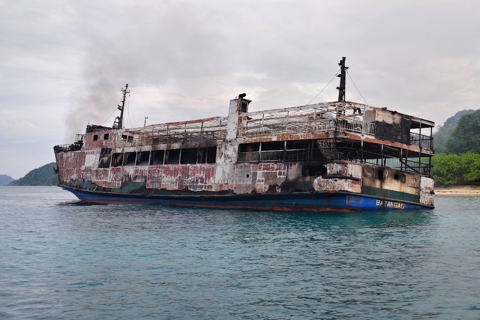 I resti del traghetto che ha preso fuoco al largo della provincia di Palawan (Philippine Coast Guard via AP)