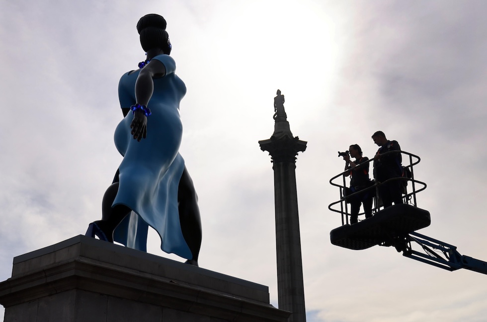 L'opera "Lady in Blue", una scultura di cinque metri dell'artista statunitense Tschabalala Self, sul Fourth plinth di Trafalgar Square (EPA/ANDY RAIN via Ansa)