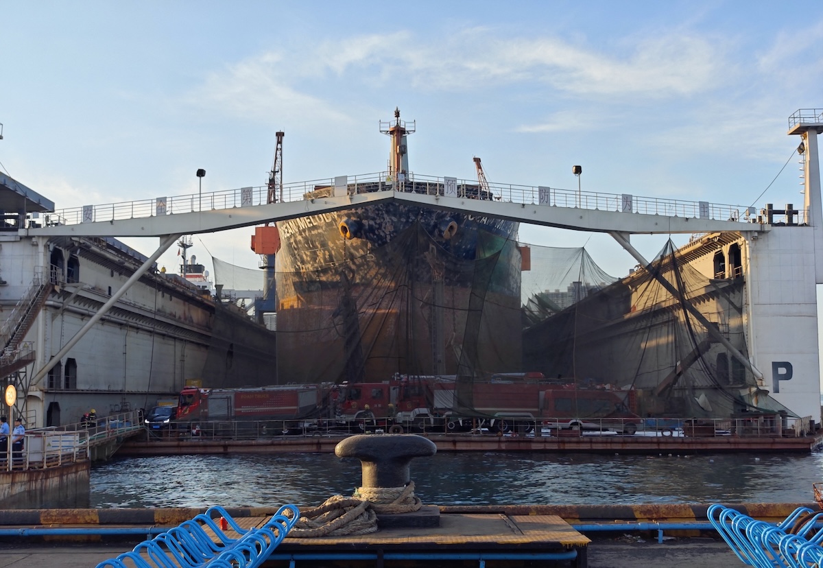 in cina almeno 20 persone sono morte per via di un incendio su una nave cargo ferma in porto per manutenzione da Ilpost.it in cina almeno 20 persone sono morte per via di un incendio su una nave cargo ferma in porto per manutenzione