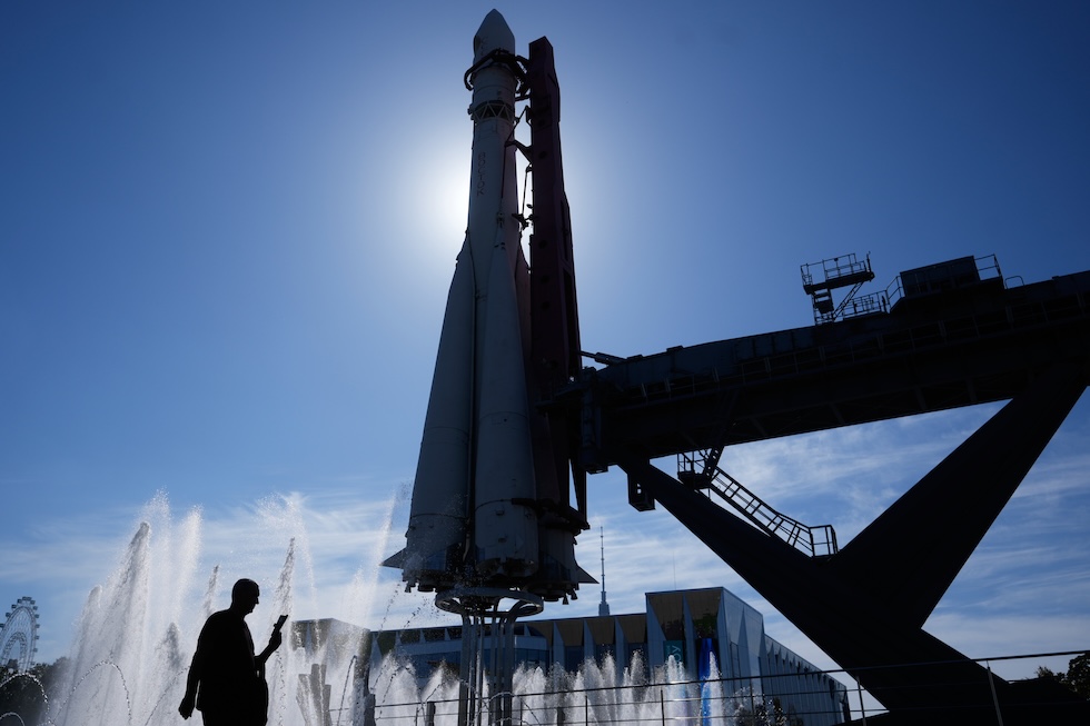 Un uomo passa davanti a una replica del razzo Vostok alla VDNCh, un grande centro espositivo e fieristico (AP Photo/Pavel Bednyakov)
