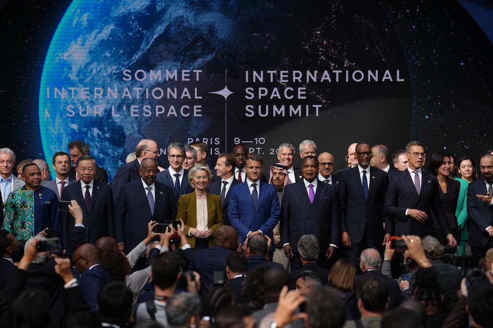 La presidente della Commissione europea Ursula von der Leyen e il presidente francese Emmanuel Macron, al centro, posano per una foto di gruppo durante l’International Space Summit (AP Photo/Aurelien Morissard)
