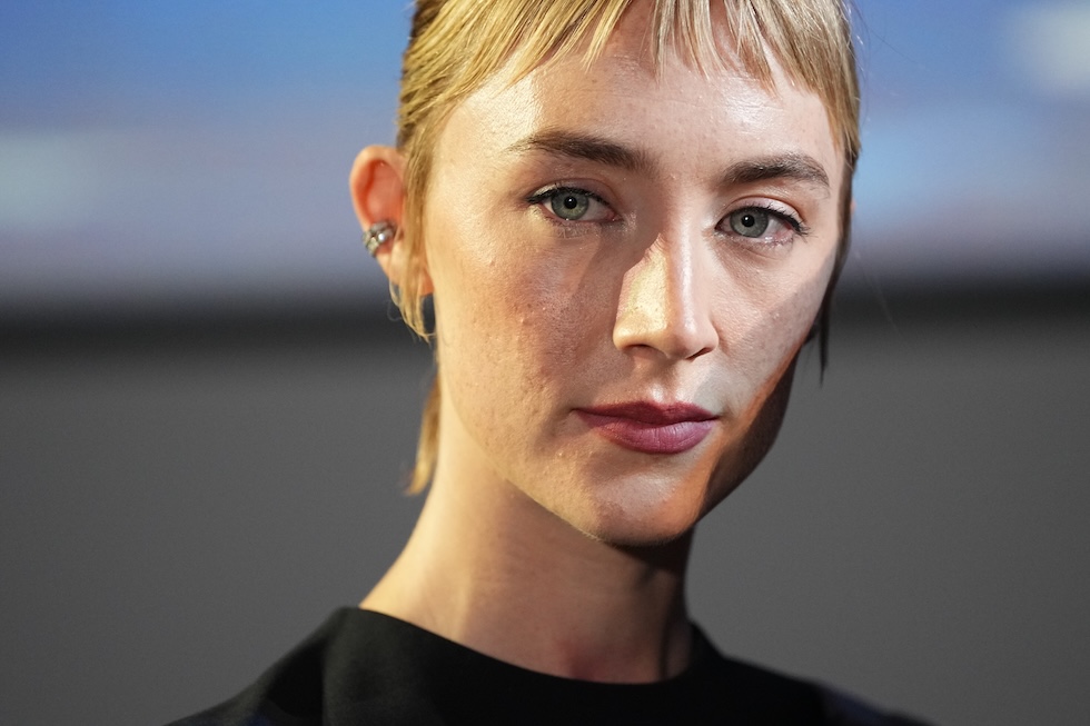 L’attrice Saoirse Ronan sul red carpet di Paper Plane, il suo esordio alla regia, al festival del cinema di Venezia (Scott A Garfitt/Invision/AP)
