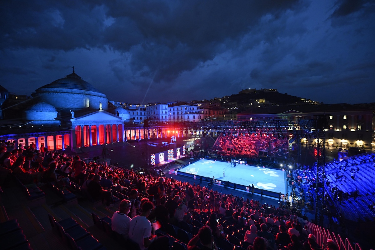 La partita di pallavolo tra Italia e Svezia in piazza del Plebiscito è stata posticipata: a Napoli piove