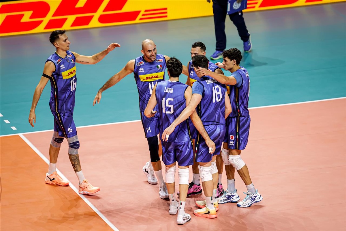 L’Italia ha battuto 3-0 la Svezia negli Europei maschili di pallavolo, sotto un po’ di pioggia