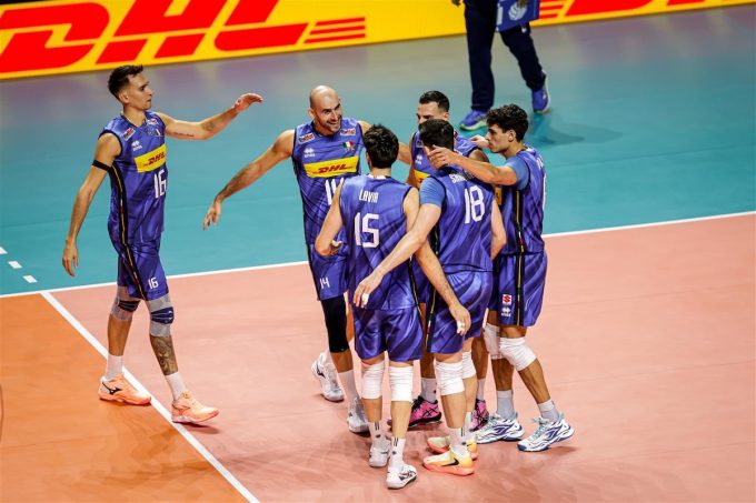 L’Italia ha battuto 3-0 la Svezia negli Europei maschili di pallavolo, sotto un po’ di pioggia