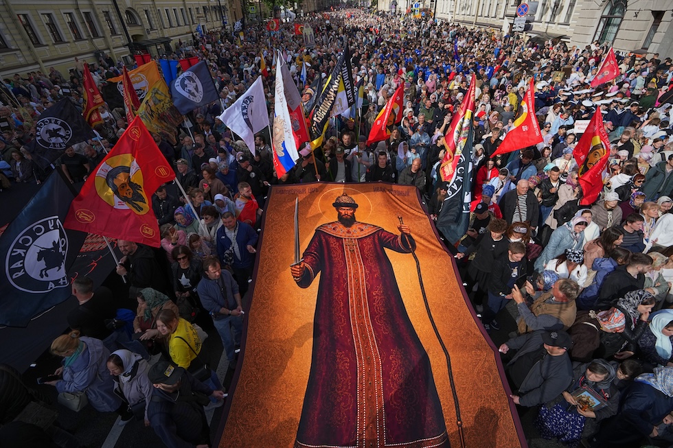 Una processione religiosa a San Pietroburgo con uno stendardo raffigurante lo zar Ivan Il Terribile (AP Photo/Dmitri Lovetsky)
