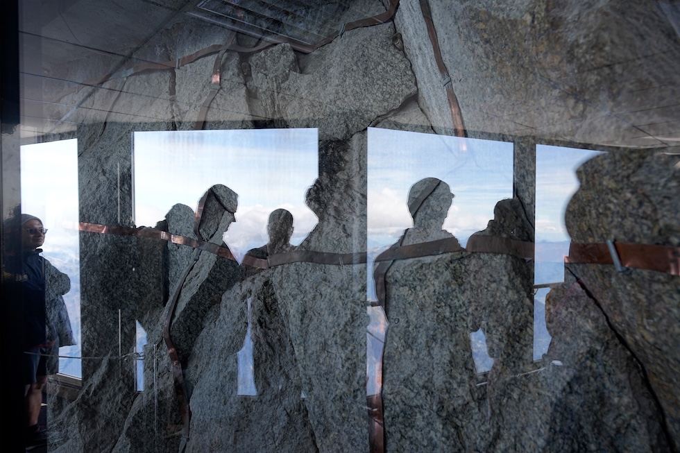 Turisti in un punto di osservazione del massiccio del Monte Bianco (AP Photo/Laurent Cipriani)