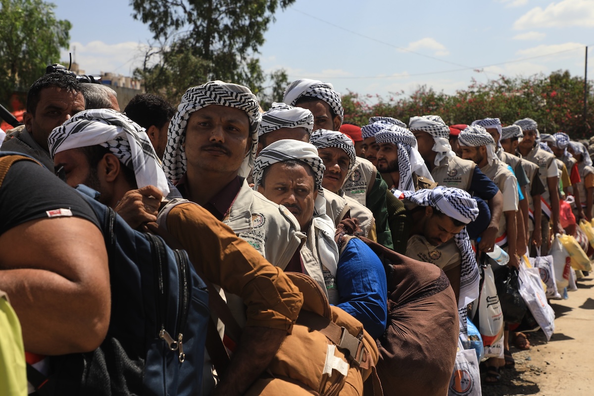 Prigionieri Houthi liberati dal carcere di Mocha arrivano nella capitale Sana'a (AP Photo)