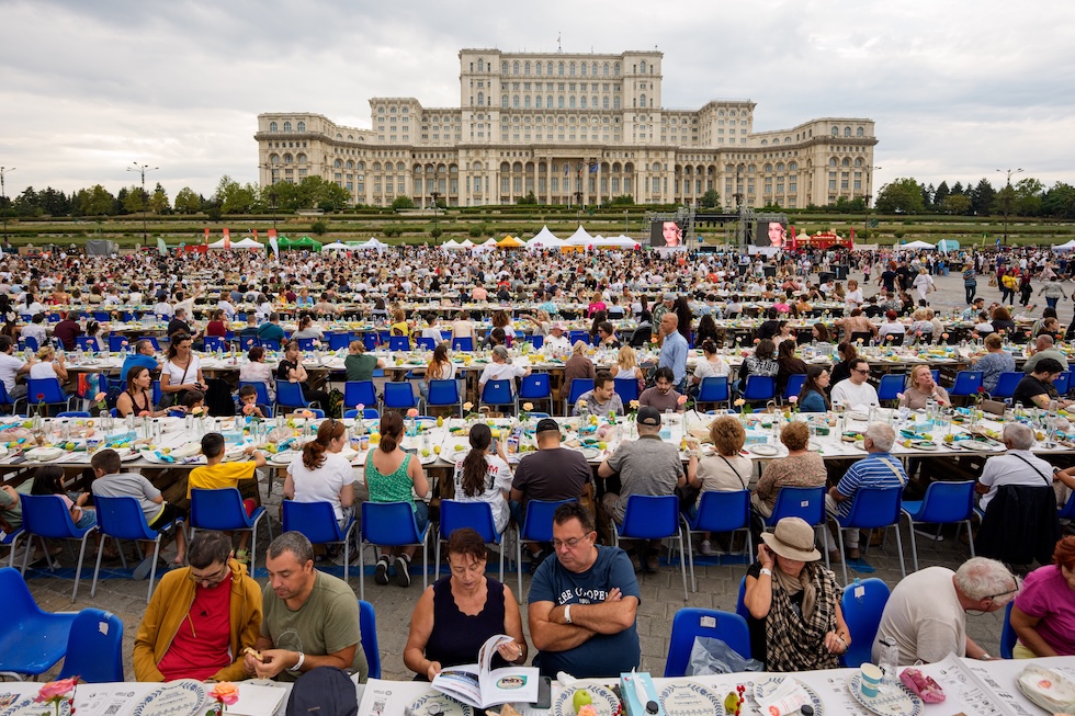 Un tavolata lunga 5 chilometri costruita con materiale riciclato per un evento del Guinness dei primati per raccogliere fondi per un ospedale psichiatrico infantile (AP Photo/Andreea Alexandru)