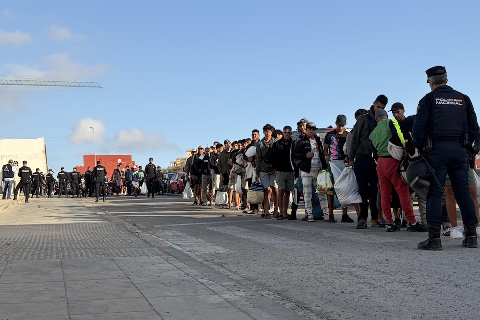 Il trasferimento di 864 migranti che vivevano per strada da 40 giorni in un nuovo centro attrezzato nel quartiere Los Rosales a Ceuta, in Spagna. Non è chiaro quanti migranti siano presenti nell'exclave spagnola dopo gli ingressi di massa del 30 luglio (EPA/Diego Marquez)