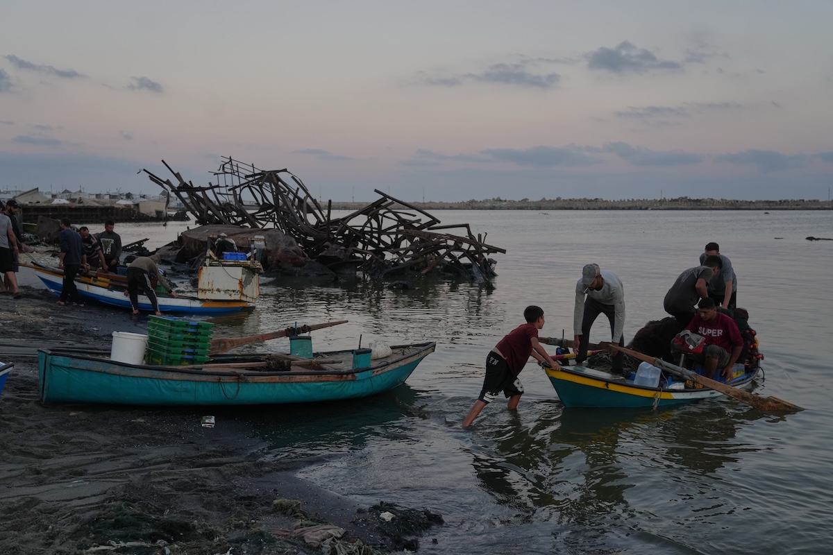 Pescatori palestinesi partono dal porto semidistrutto della città di Gaza, il 13 settembre 2026 (AP Photo/Jehad Alshrafi)