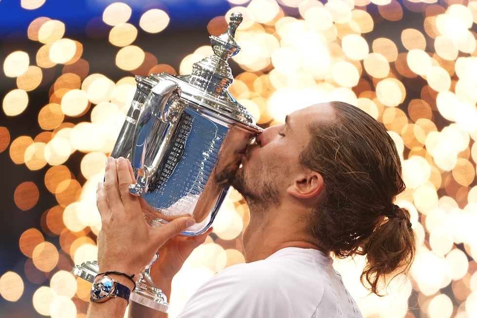 Il tennista Alexander Zverev dopo aver vinto gli US Open (AP Photo/Frank Franklin II)