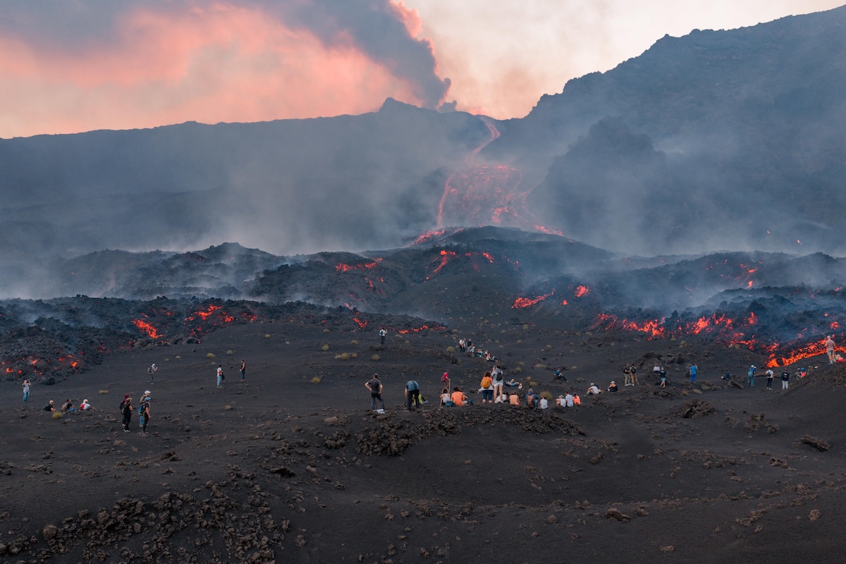 I voli in arrivo all’aeroporto di Catania saranno sospesi almeno fino alle 16 di lunedì a causa dell’eruzione dell’Etna