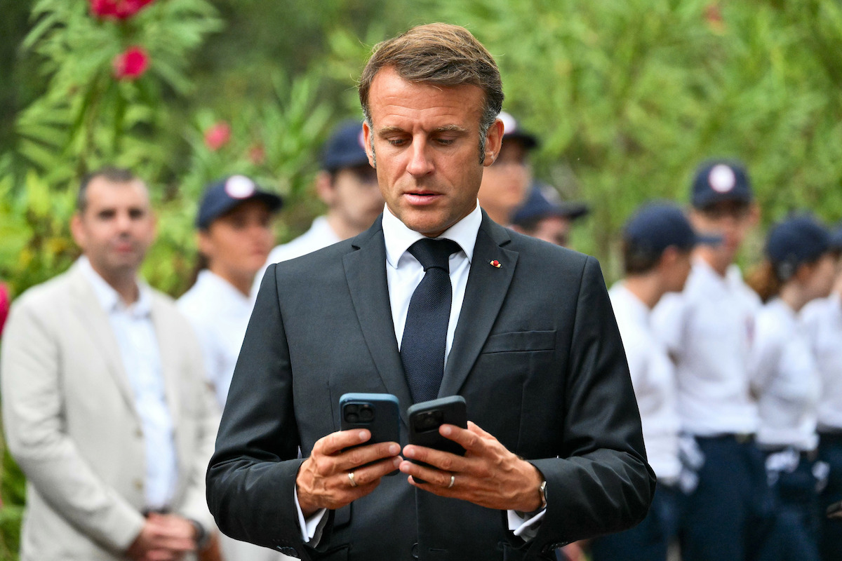 Il governo francese ha presentato una nuova versione della legge per vietare i social ai minori di 15 anni, che era stata dichiarata incostituzionale