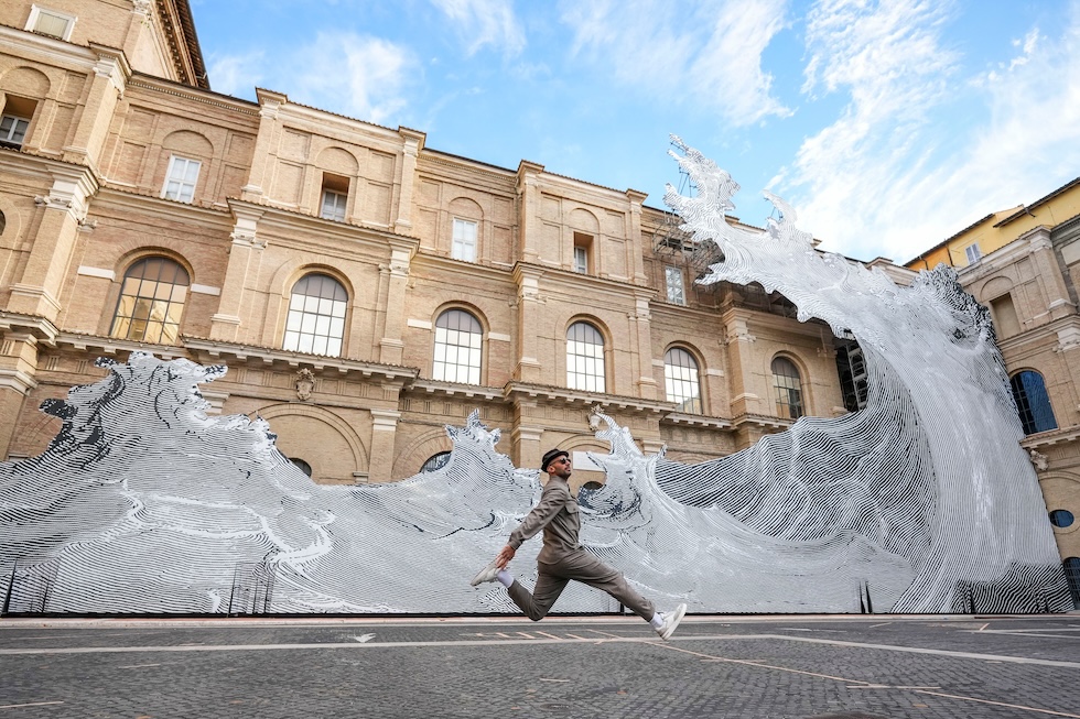 L'artista francese JR davanti all'installazione "Diluvium" che ha realizzato per la mostra AQVA alla Biblioteca Apostolica Vaticana, che verrà aperta al pubblico il 25 settembre (AP Photo/Andrew Medichini)