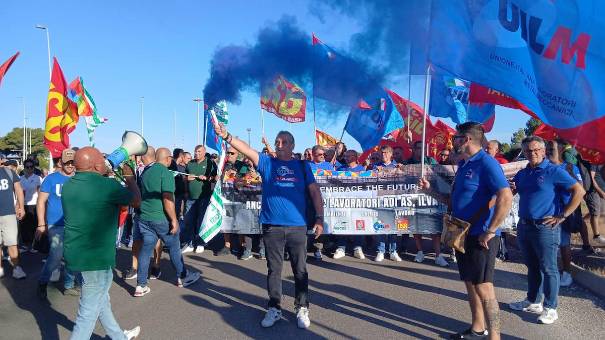 È in corso uno sciopero di 24 ore dei lavoratori dell’indotto dell’ex ILVA di Taranto