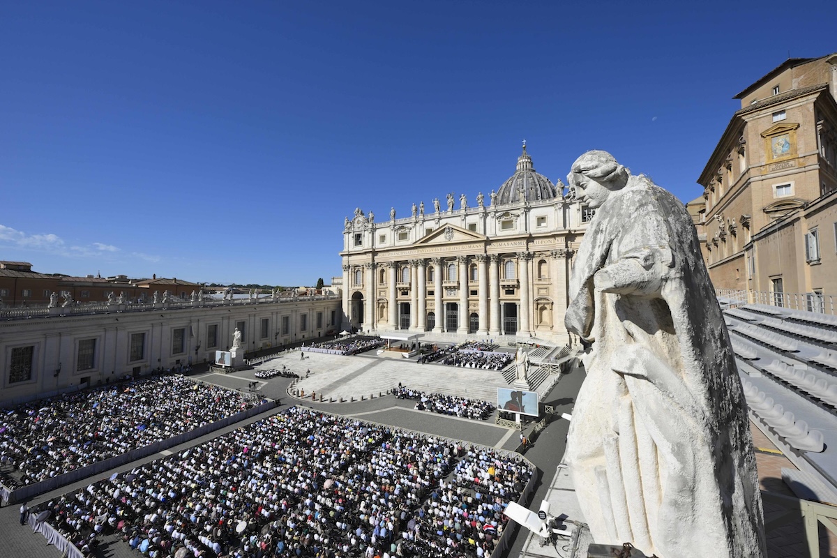 Il papa ha rialzato gli stipendi di cardinali e religiosi del Vaticano, dopo la riduzione decisa durante la pandemia
