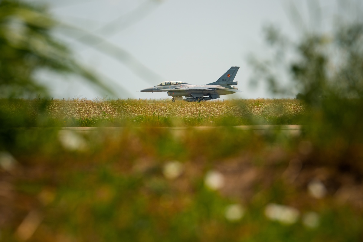 Un jet F-16 si prepara per un'esercitazione nella base militare di Borcea, in Romania, 7 agosto 2026 (AP Photo/Vadim Ghirda)