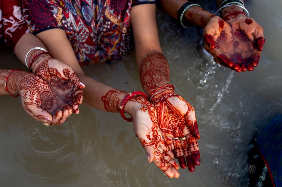 Fedeli indù compiono rituali in onore del dio Sole nel Sangam, la confluenza dei fiumi Gange e Yamuna e del mitologico fiume Saraswati, che secondo la tradizione scorre sottoterra, durante il festival di Hartalika Teej (AP Photo/Rajesh Kumar Singh)