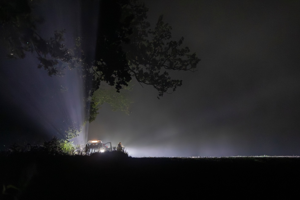 Soldati lituani mettono in sicurezza l’area in cui, nella notte, due jet italiani della NATO hanno intercettato e distrutto un drone che era entrato nello spazio aereo della Lituania, vicino a Pratkunai, a circa 90 chilometri a nord-ovest della capitale Vilnius (AP Photo/Mindaugas Kulbis)