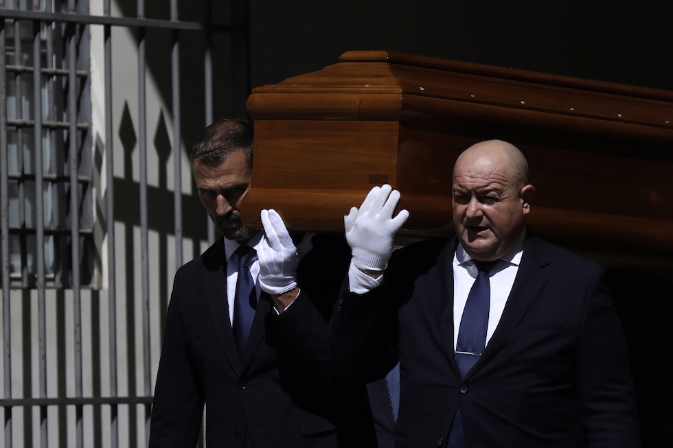 L’uscita del feretro di Emma Bonino dalla Sala della Protomoteca in Campidoglio, dove si sono svolti i funerali di stato con una cerimonia laica (Cecilia Fabiano/ LaPresse)