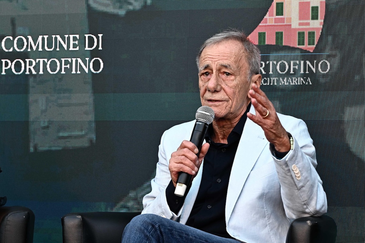 Roberto Vecchioni è stato rinviato a giudizio con l’accusa di aver diffamato Geronimo La Russa, figlio del presidente del Senato