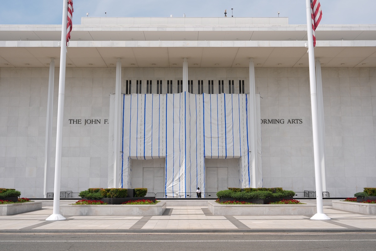 Il consiglio di amministrazione del Kennedy Center ha votato di nuovo per chiudere il centro per due anni