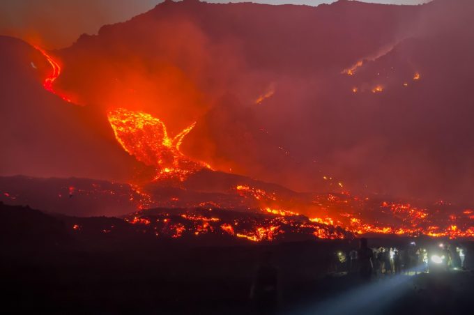 L’aeroporto di Catania resterà chiuso fino alle 14:30 di oggi per via dell’eruzione dell’Etna