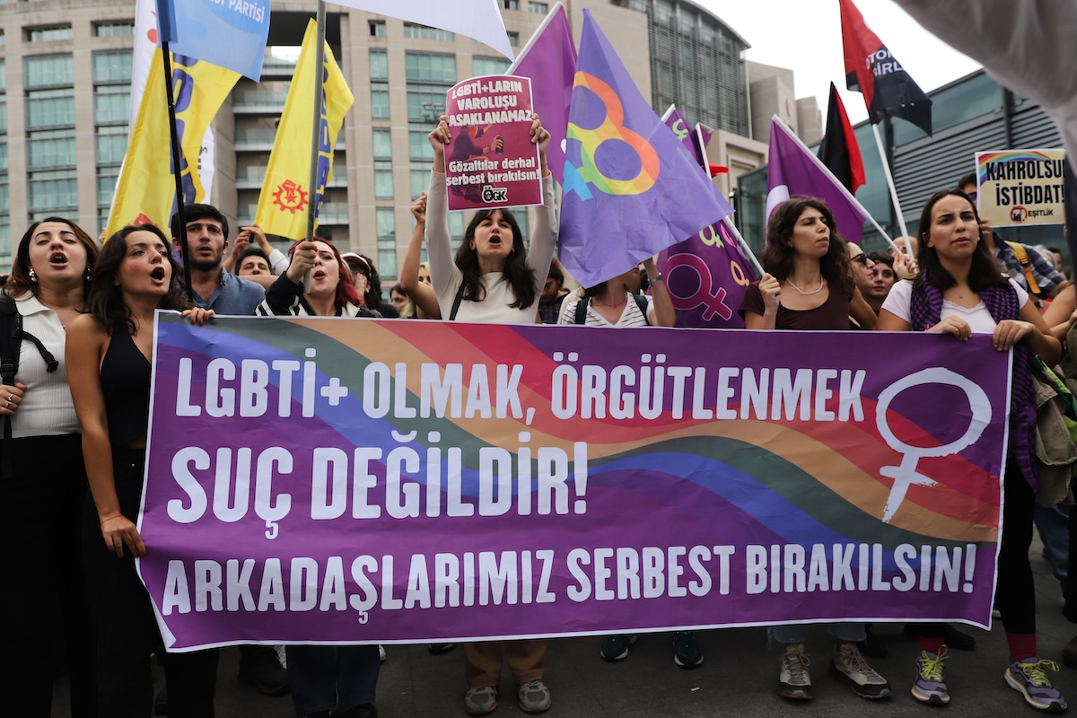 La polizia turca ha fermato decine di persone della comunità LGBTQ+ che chiedevano di liberare quelle arrestate nel weekend