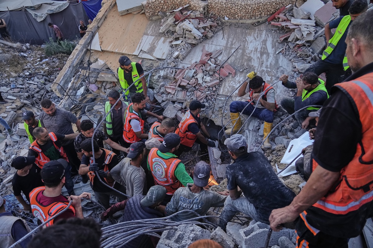 A Gaza almeno 16 persone sono morte nel crollo di un palazzo, e quasi 100 sono disperse