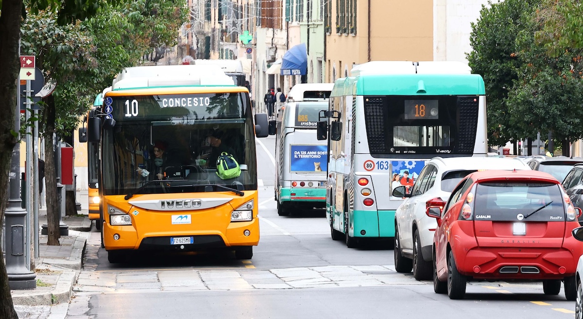 com8217232 che alcune citt224 italiane vanno a prendere gli autisti di autobus in tunisia da Ilpost.it com8217232 che alcune citt224 italiane vanno a prendere gli autisti di autobus in tunisia