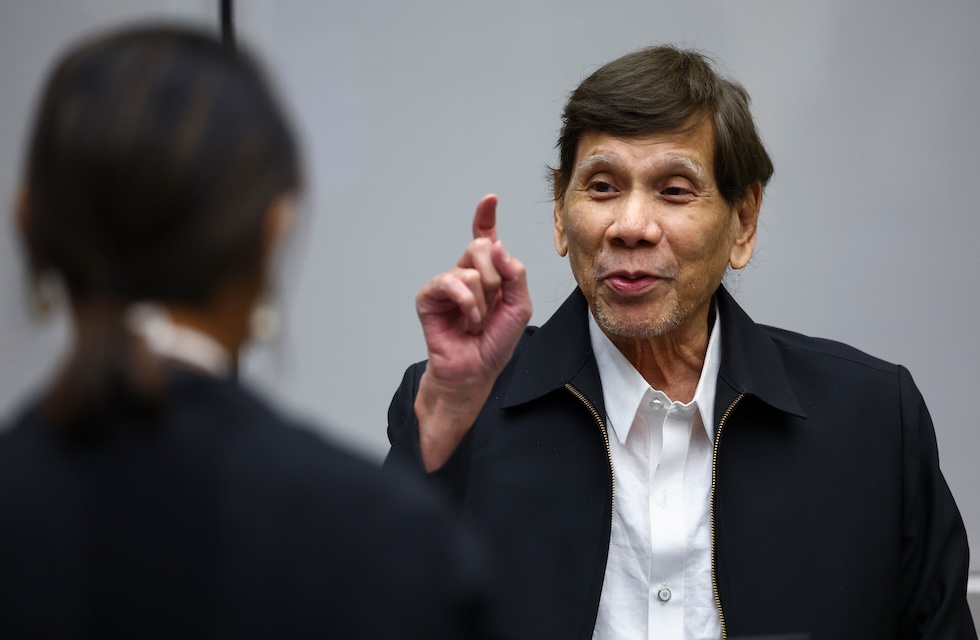 L’ex presidente delle Filippine Rodrigo Duterte partecipa, per la prima volta in presenza, a un'udienza del procedimento a suo carico davanti alla Corte penale internazionale (Piroschka van de Wouw/Pool Photo via AP)
