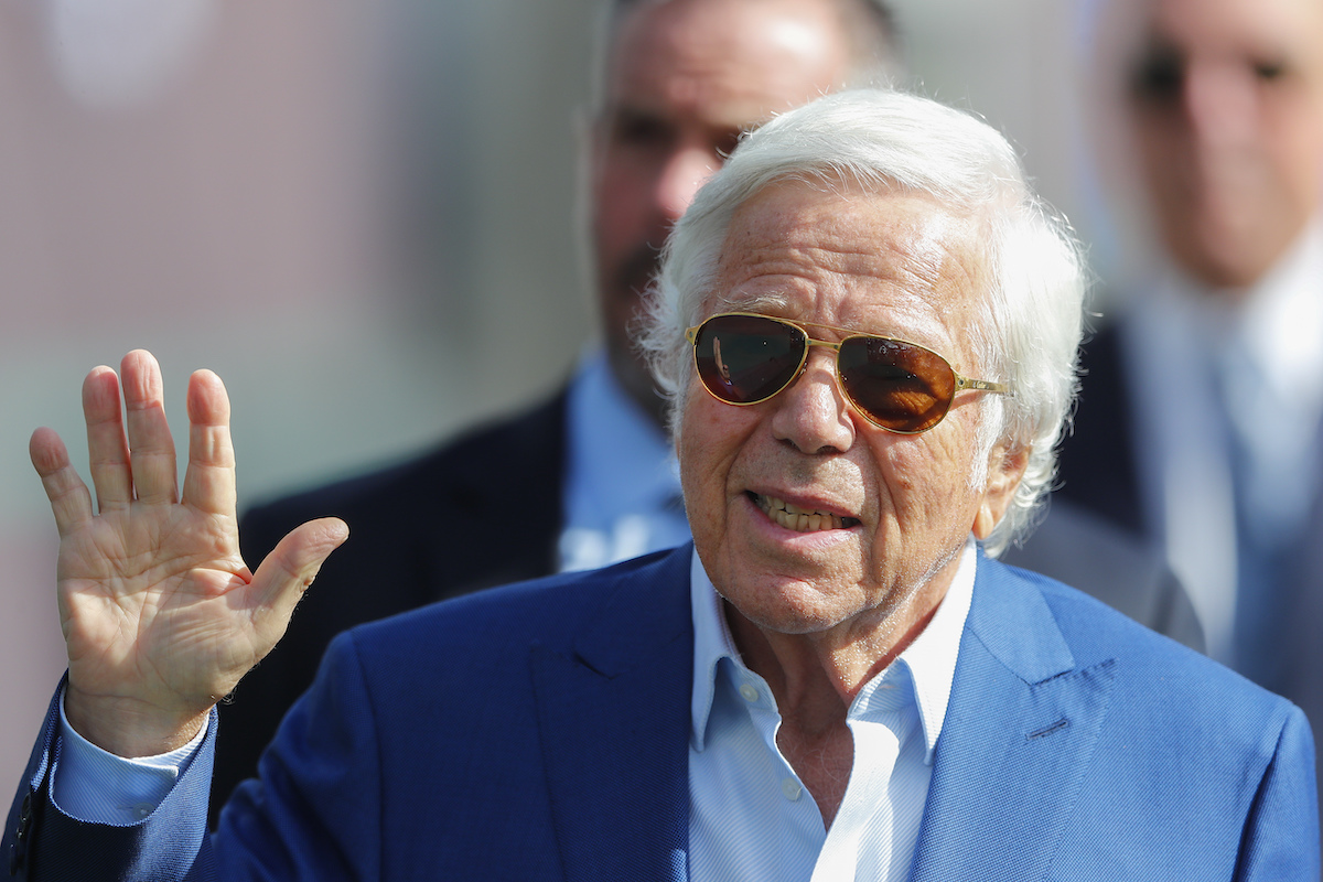 Robert Kraft dice che Ed Sheeran gli ha chiesto di donare 2 milioni di dollari in beneficenza dopo l’esclusione di Macklemore